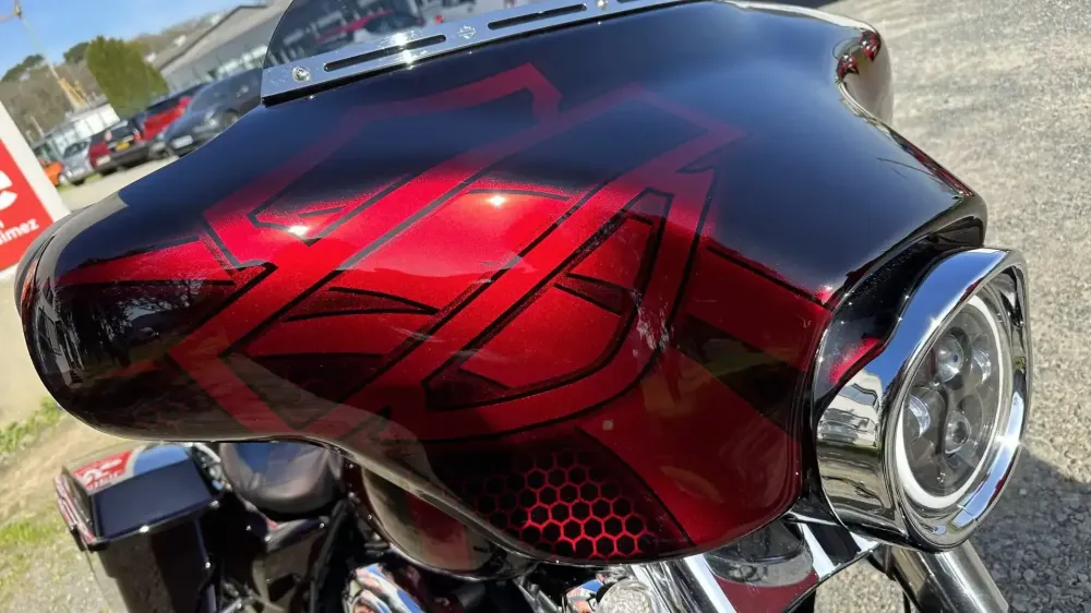 Harley Street Glide – Noir & Candy Red, déco Bar and Shield (37)