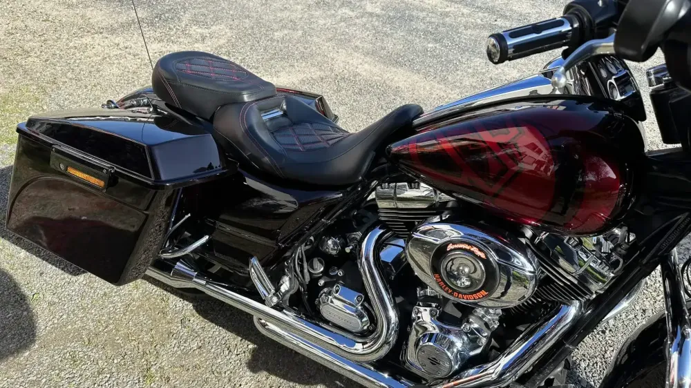 Harley Street Glide – Noir & Candy Red, déco Bar and Shield (38)