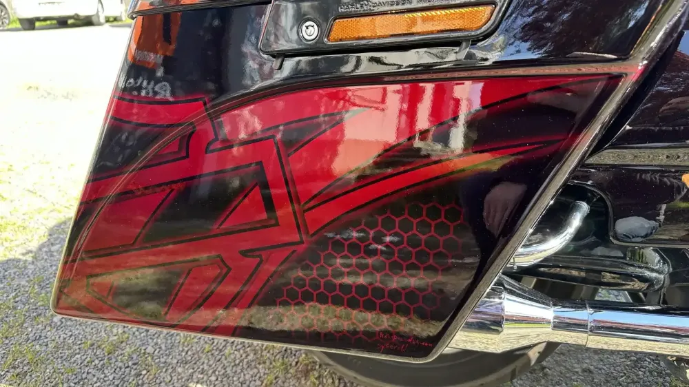 Harley Street Glide – Noir & Candy Red, déco Bar and Shield (39)