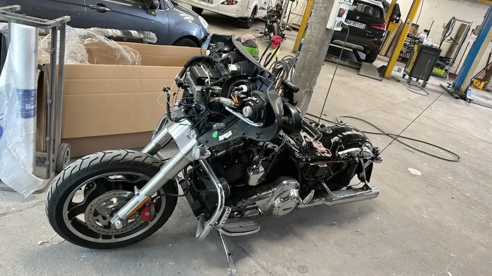 Harley Street Glide – Noir & Candy Red, déco Bar and Shield (40)