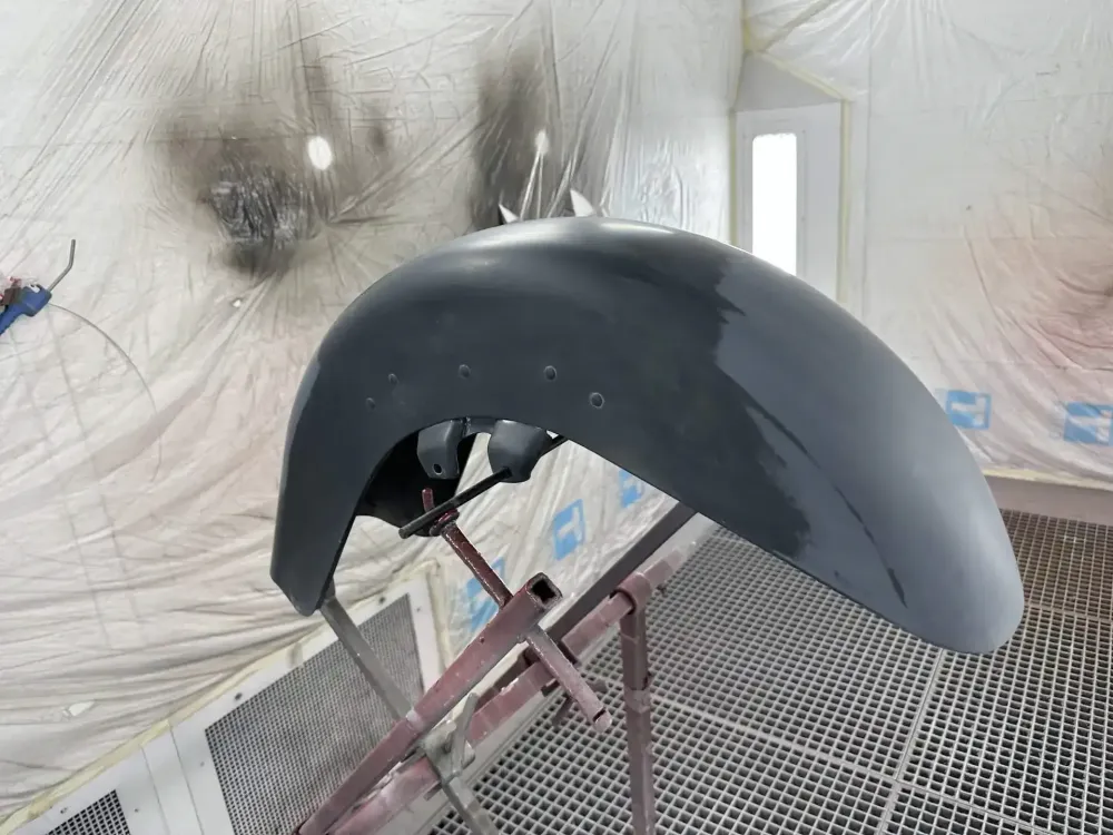 Harley Street Glide – Noir & Candy Red, déco Bar and Shield (2)