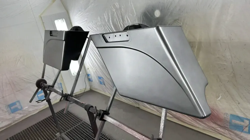 Harley Street Glide – Noir & Candy Red, déco Bar and Shield (5)