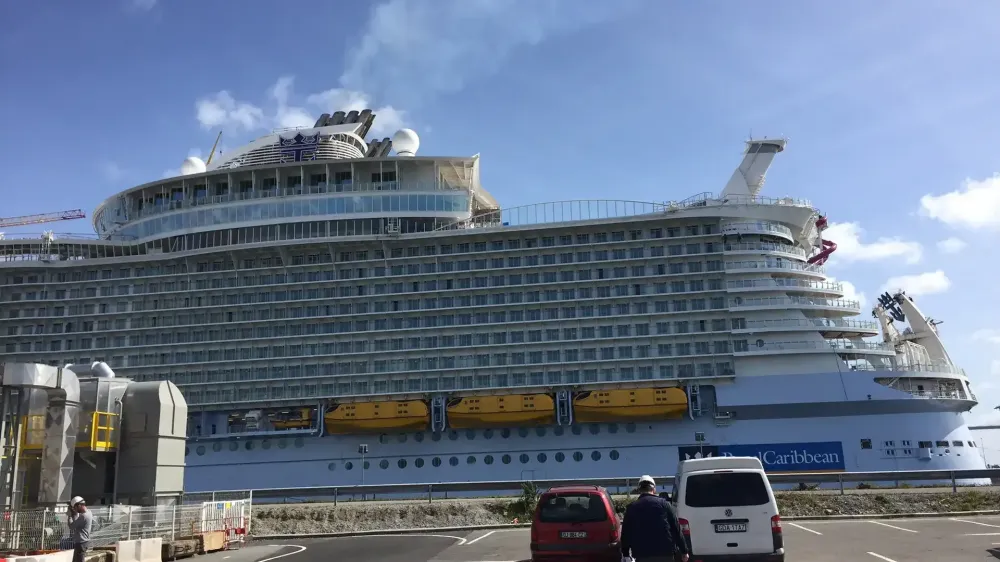 Harmony of the Seas – Rising Tide Bar