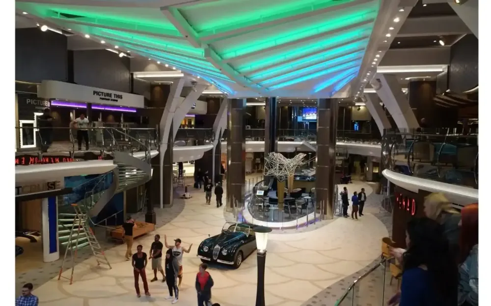 Harmony of the Seas – Rising Tide Bar (14)