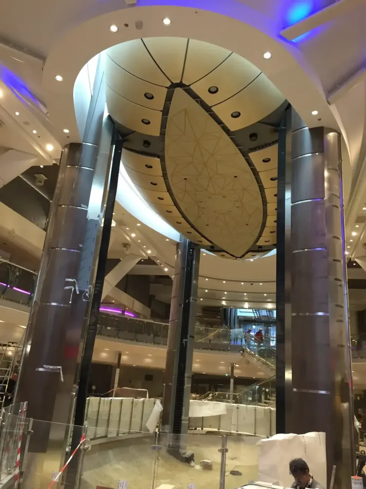 Harmony of the Seas – Rising Tide Bar (15)